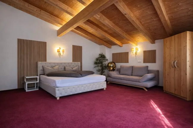 Penthouse-Wohnung mit Ausbaupotenzial in unverbaubarer Sonnenlage von Hippach - Titelbild