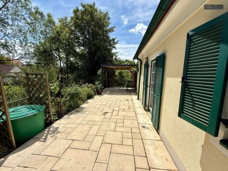 Charmantes Haus mit Garten und Weinkeller in Burgau