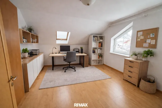 Arbeitszimmer-OG (virtuell eingerichtet)