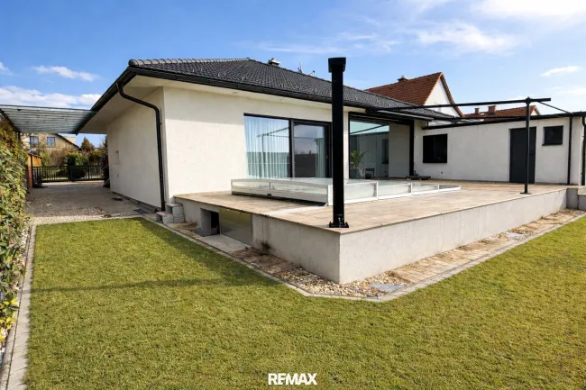 Exklusiver Bungalow mit Einleger Wohnung, Pool & Vollkeller - Titelbild