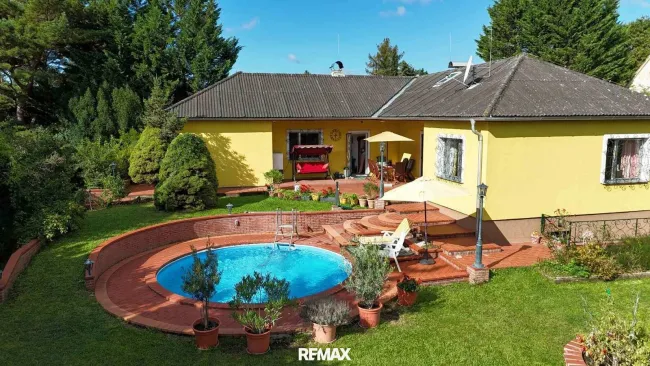 Licht, Luft und Freiheit: Bungalow mit großem 1.622 m2 Garten und Pool - Titelbild