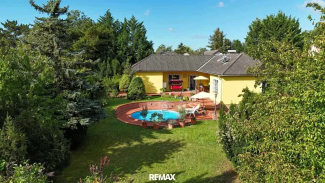 Licht, Luft und Freiheit: Bungalow mit großem 1.622 m2 Garten und Pool - Bild