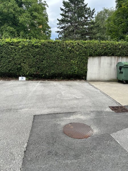 extra breiter Außenstellplatz in gefragter Wohnlage zu verkaufen– sofort verfügbar