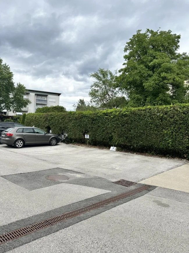 extra breiter Außenstellplatz in gefragter Wohnlage zu verkaufen– sofort verfügbar - Titelbild