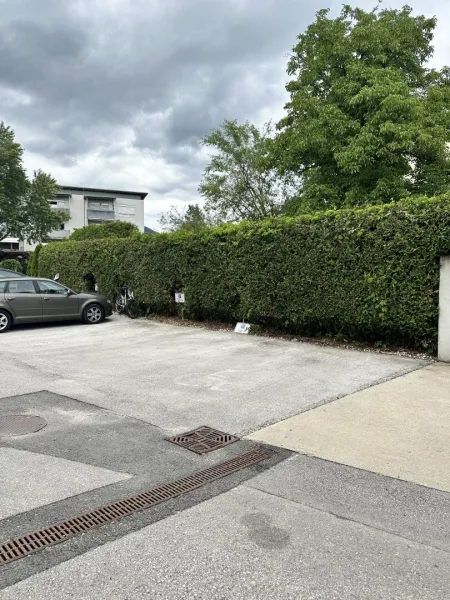 extra breiter Außenstellplatz in gefragter Wohnlage zu verkaufen– sofort verfügbar