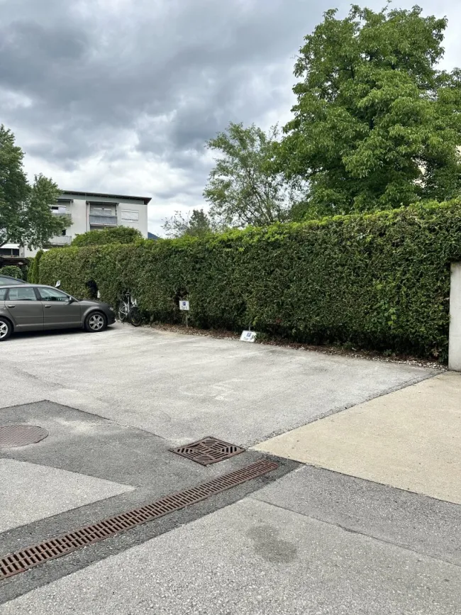 extra breiter Außenstellplatz in gefragter Wohnlage zu verkaufen– sofort verfügbar - Bild