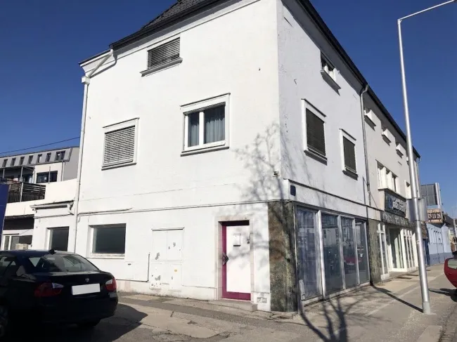 Haus mit großem Gewerbeanteil (Werkstatt/Geschäftslokal) im Zentrum von Wels - Titelbild