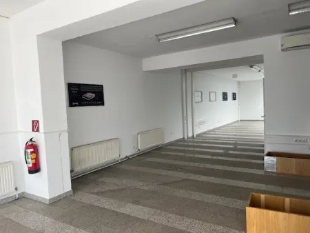 Top Verkaufsfläche in Wels - 200 m² mit großer Glasfront & perfekter Sichtbarkeit (Ausstattung - Parkplatz, Klimaanlage, IT-Verkabelung) - Bild