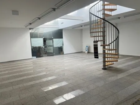 Top Verkaufsfläche in Wels - 200 m² mit großer Glasfront & perfekter Sichtbarkeit (Ausstattung - Parkplatz, Klimaanlage, IT-Verkabelung) - Bild