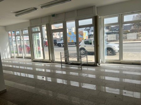 Top Verkaufsfläche in Wels - 200 m² mit großer Glasfront & perfekter Sichtbarkeit (Ausstattung - Parkplatz, Klimaanlage, IT-Verkabelung)