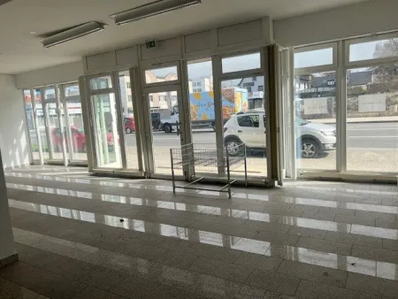 Top Verkaufsfläche in Wels - 200 m² mit großer Glasfront & perfekter Sichtbarkeit (Ausstattung - Parkplatz, Klimaanlage, IT-Verkabelung) - Titelbild