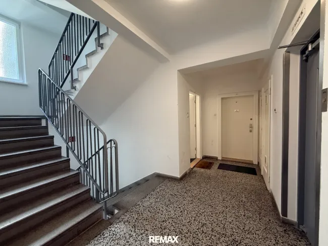 Stiegenhaus mit Lift
