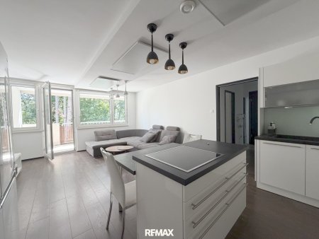 Moderne Wohnung mit Loggia in Villengegend!