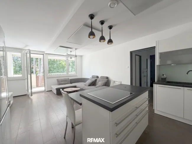 Moderne Wohnung mit Loggia in Villengegend! - Bild