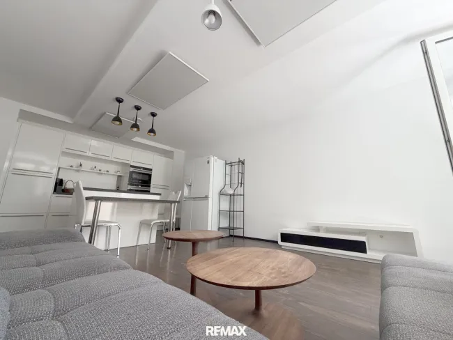 Moderne Wohnung mit Loggia in Villengegend! - Bild