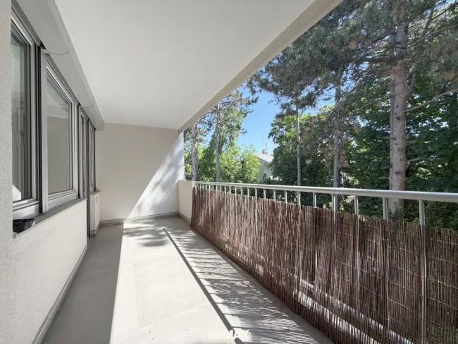 Moderne Wohnung mit Loggia in Villengegend! - Titelbild