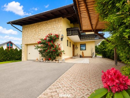 *** Lichtdurchflutet, gepflegt und voller Möglichkeiten – Familienhaus mit Sonnengarten nahe der Talstation Goldeck ***