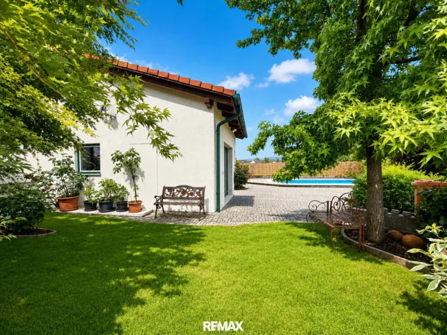 *** Ein Wohntraum mit Urlaubsgefühl: Traumhaft gepflegtes Einfamilienhaus mit Pool, Gartenidylle, Specksteinofen, Wasser-Wasserwärmepumpe mit Fußbodenheizung in Top-Lage *** - Bild