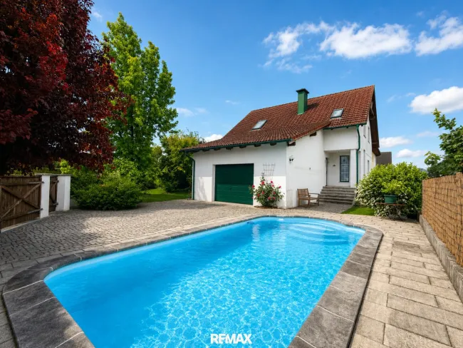 *** Ein Wohntraum mit Urlaubsgefühl: Traumhaft gepflegtes Einfamilienhaus mit Pool, Gartenidylle, Specksteinofen, Wasser-Wasserwärmepumpe mit Fußbodenheizung in Top-Lage *** - Titelbild