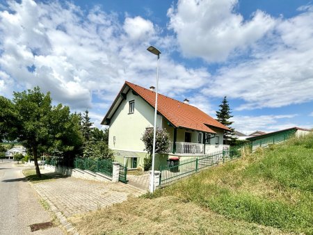 Einfamilienhaus in Ruhiger, Zentraler Lage mit Weitblick in Neusiedl am See
