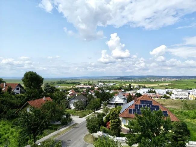 Einfamilienhaus in Ruhiger, Zentraler Lage mit Weitblick in Neusiedl am See - Titelbild