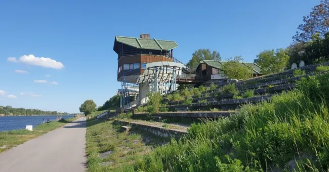 Erstbezug am Mühlwasser – 3-Zimmer-Gartenwohnung mit ca. 105 m² Freifläche und großem Eigengarten - Bild