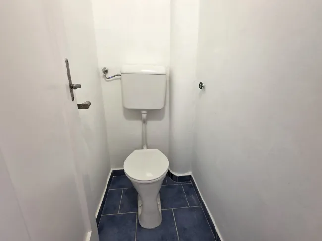 separates WC