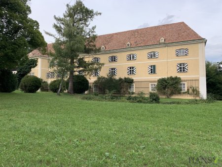 Traumhafte 3-Zimmer Schloss-Wohnung mit Garten & KFZ Stellplätzen in Strelzhof