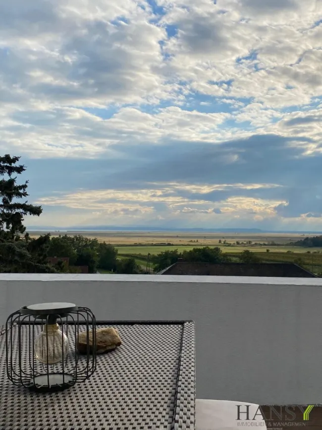 WEITBLICK - Über den Dächern von Neusiedl am See eröffnet sich eine Aussicht, die jeden Tag aufs Neue begeistert. - Bild