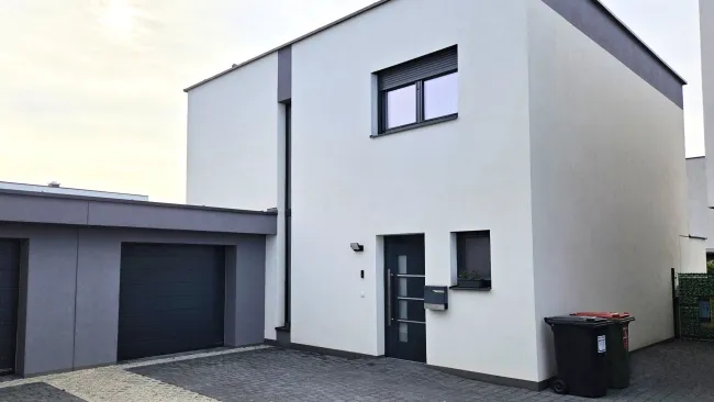 Traumhaus mit XXL-Wohnzimmer + Pflegeleichter Garten & Garage - Titelbild