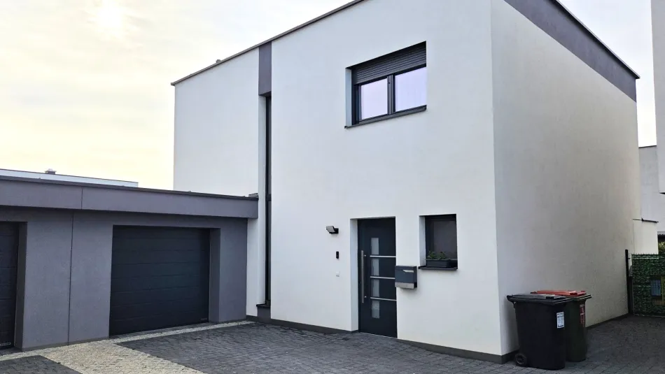 Traumhaus mit XXL-Wohnzimmer + Pflegeleichter Garten & Garage - Titelbild