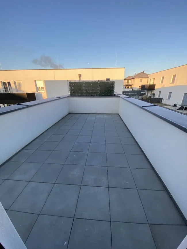 3 Zimmer Wohnung mit Dachterrasse inkl. Stellplatz und Komplettküche - Titelbild