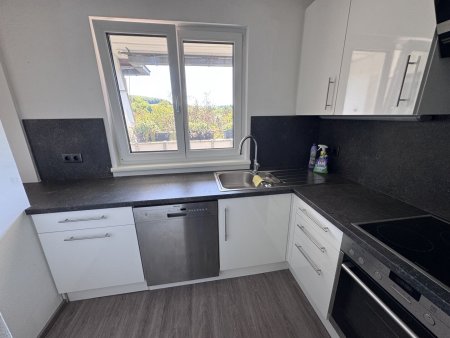 geräumige 3 Zimmer Wohnung mit Loggia und KFZ-Abstellplatz im Carport