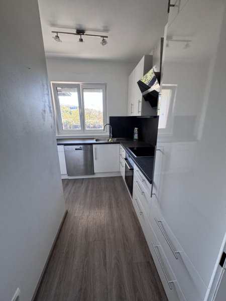geräumige 3 Zimmer Wohnung mit Loggia und KFZ-Abstellplatz im Carport