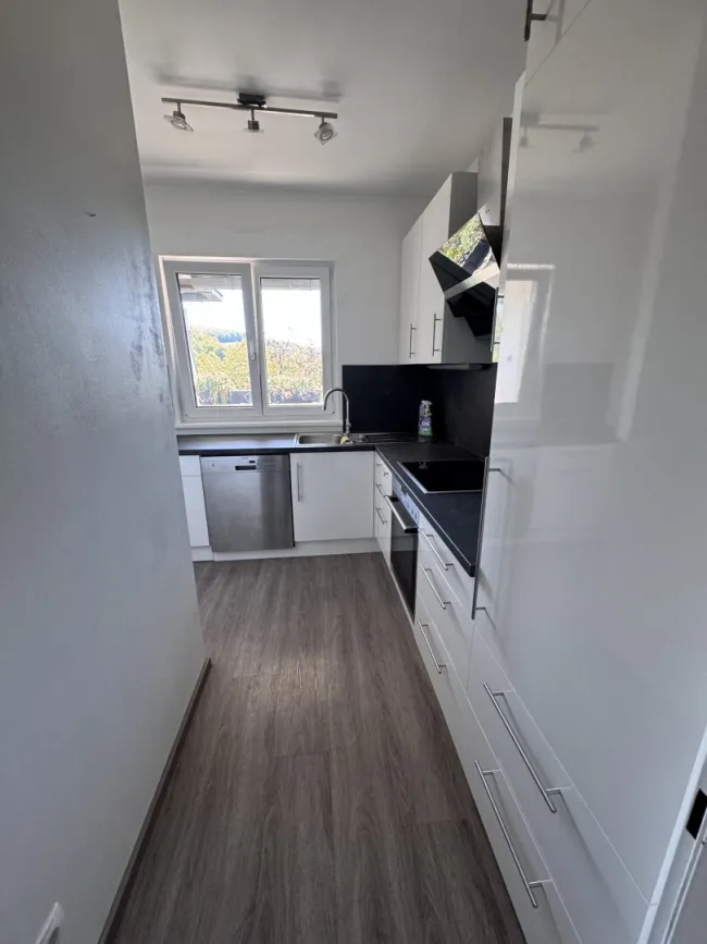 geräumige 3 Zimmer Wohnung mit Loggia und KFZ-Abstellplatz im Carport - Bild