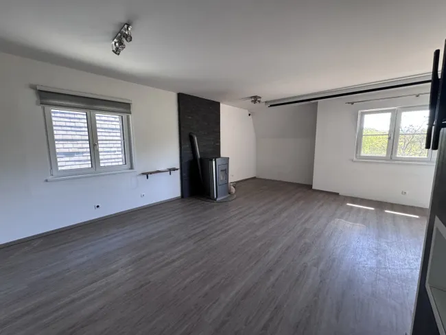 geräumige 3 Zimmer Wohnung mit Loggia und KFZ-Abstellplatz im Carport - Bild