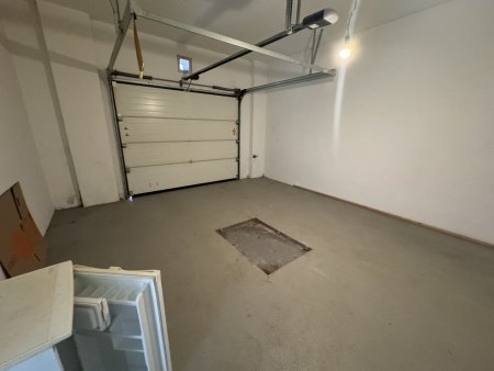 Miethaus mit 2 neuwertigen Wohnungen im OG und 2 großen Garagen sowie Abstellräumen ebenerdig