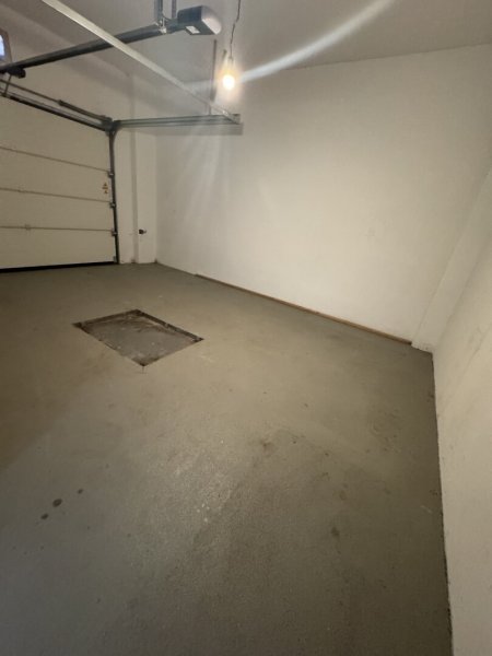 Miethaus mit 2 neuwertigen Wohnungen im OG und 2 großen Garagen sowie Abstellräumen ebenerdig