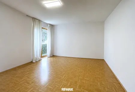 Zimmer (ausgeräumt mit KI)