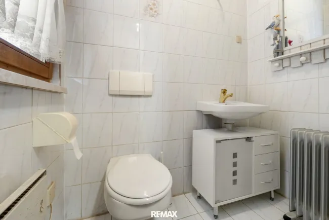 separates WC