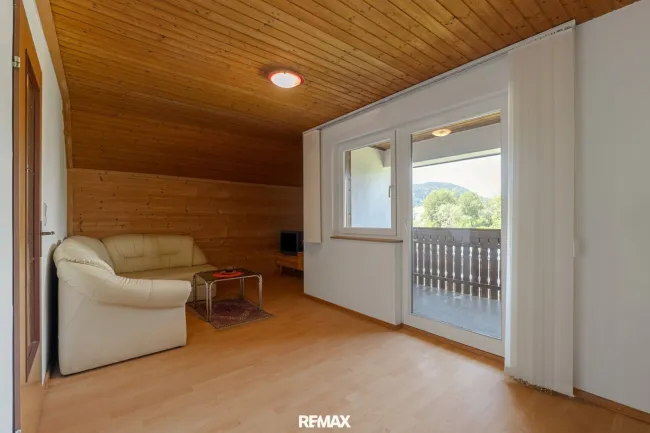 Zimmer OG mit Zugang Balkon