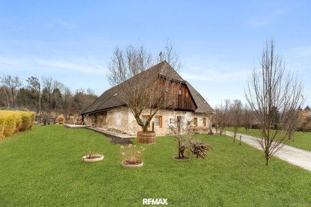 Ansicht Haus Süd-West samt Grundstück