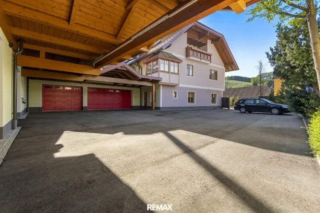 Innenhof mit Zufahrt zu Garagen