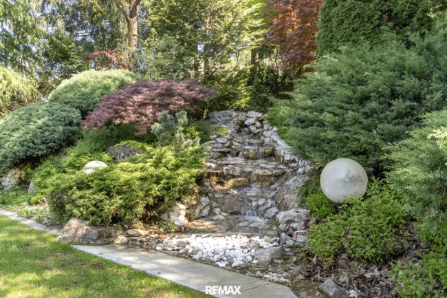 Garten mit Wasserfall