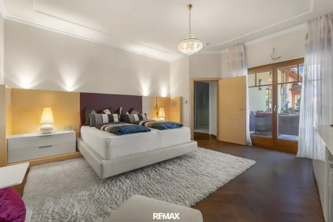 Schlafzimmer OG mit Zugang Terrasse