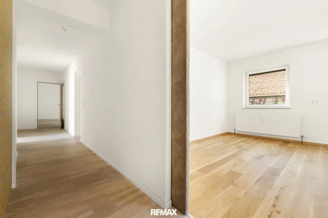 Flur samt Zugang Zimmer