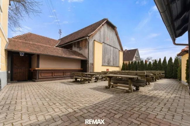 Innenhof mit Gastgarten