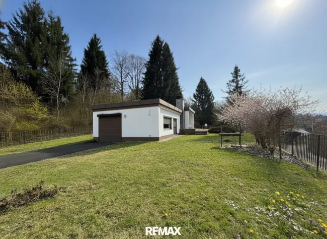 Ansicht Haus (inkl. Visualisierung Terrassenmöblierung)