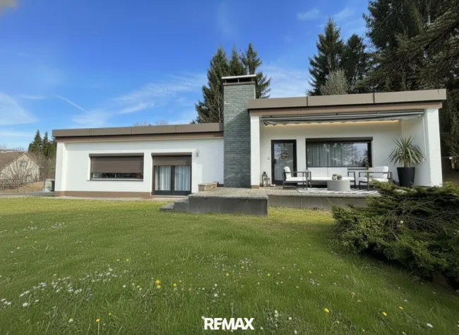 Ansicht Haus (inkl. Visualisierung Terrassenmöblierung)