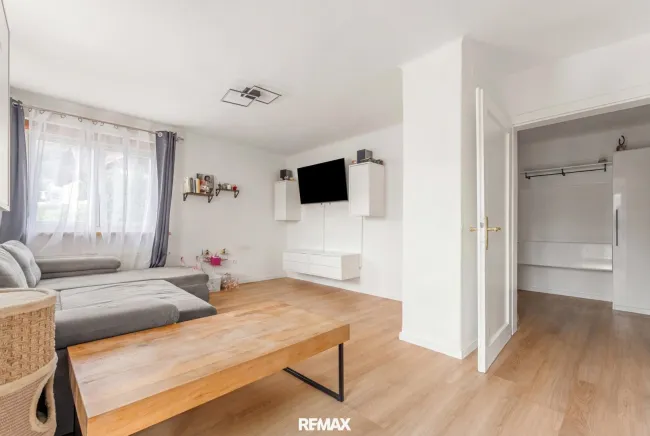 Wohnzimmer (ausgeräumt mit KI)